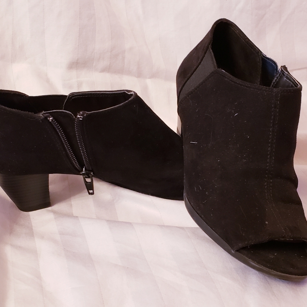 6.5 Abella black booties with peep toe